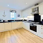 Anchor - Part Of The The Bay Village With Pool, Gym And Direct Access, Pub, Restaurant, Tennis And Meadows Walks Holiday home *